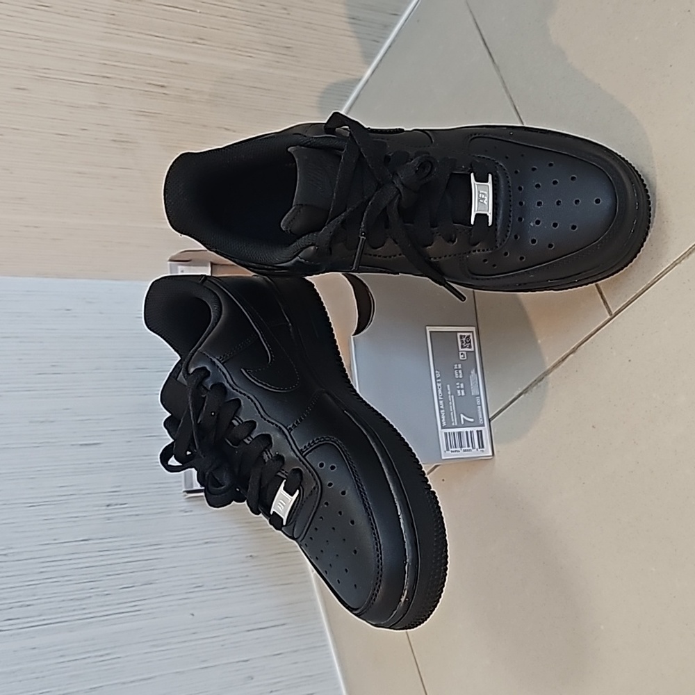 Nike Women's All Black Air Force 1 '07